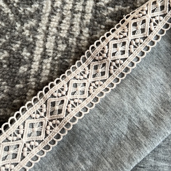 Womens size small sweatshirt flora, very gently used only worn once, lace design - Picture 3 of 6